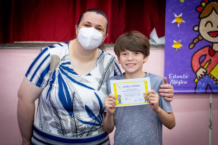 <p>Muita gente sonha em escrever o prprio livro. Para os alunos do 7 ano do Colgio Estadual Meneleu de Almeida Torres e da Escola Estadual Jlio Teodorico, em Ponta Grossa, isso j virou realidade antes mesmo da maioridade. Por meio de uma atividade especial, da disciplina de Lngua Portuguesa, eles escreveram e ilustraram seus prprios livros. Ao todo, foram publicadas 180 obras autorais.</p>  <p>A ideia comeou nas aulas sobre o gnero textual conto, quando as professoras Angela Maria Grochoski e Glucia Marlia Hass propuseram aos estudantes a escrita de histrias com temtica livre, utilizando a plataforma Redao Paran, criada pela Secretaria da Educao.</p>  <p>Misso dada, misso cumprida. Os jovens escritores produziram, ao longo de 2022, diferentes narrativas. Posteriormente, os textos foram corrigidos (tambm por meio do Redao Paran), ganharam ilustraes e foram publicados na plataforma Estante Mgica. Os exemplares esto disponveis tanto em formato digital (gratuito) quanto impresso que pode ser comprado.</p>  <p>Fernando Oliveira da Silva (12) escreveu seu livro com base em uma experincia pessoal. A obra Tutty e Fernando numa aventura intergalctica